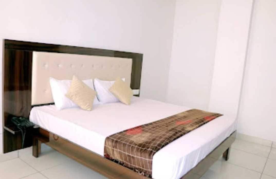 Oyo Palace Hotel Rohtak Exteriör bild